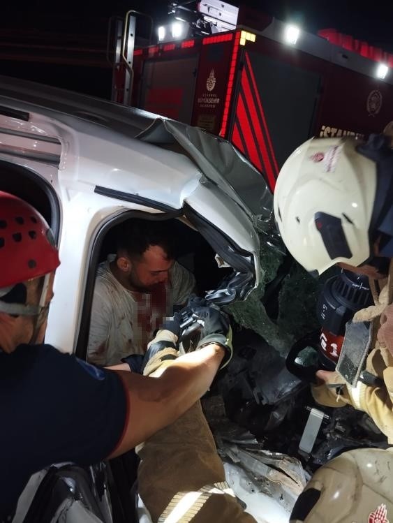 Bayrampaşa&rsquo;da alkoll&uuml; s&uuml;r&uuml;c&uuml;n&uuml;n kullandığı ara&ccedil; kamyonete &ccedil;arptı: 3 yaralı
