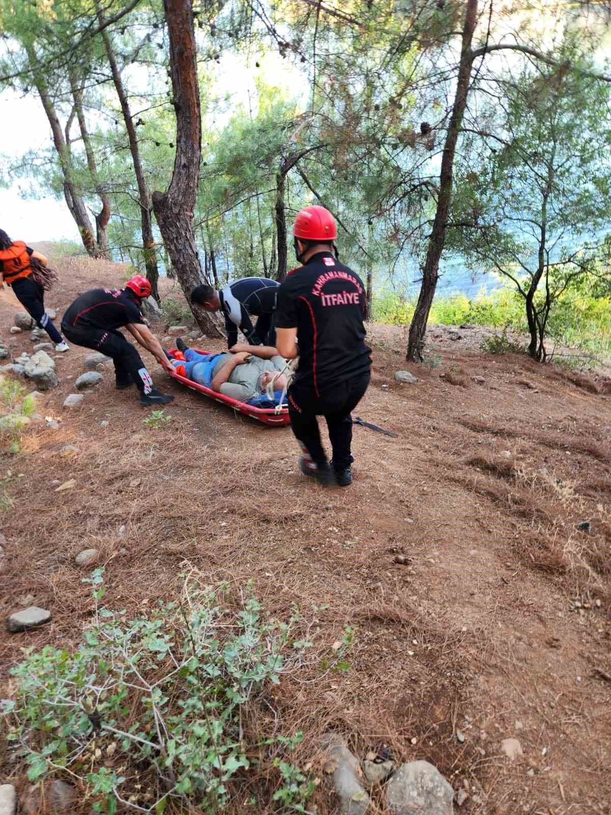 Ormanda ayağı kırılan vatandaşı itfaiye ekipleri kurtardı