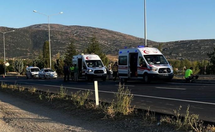 Kontrolden çıkan hafif ticari araç direğe çarptı: 5 yaralı