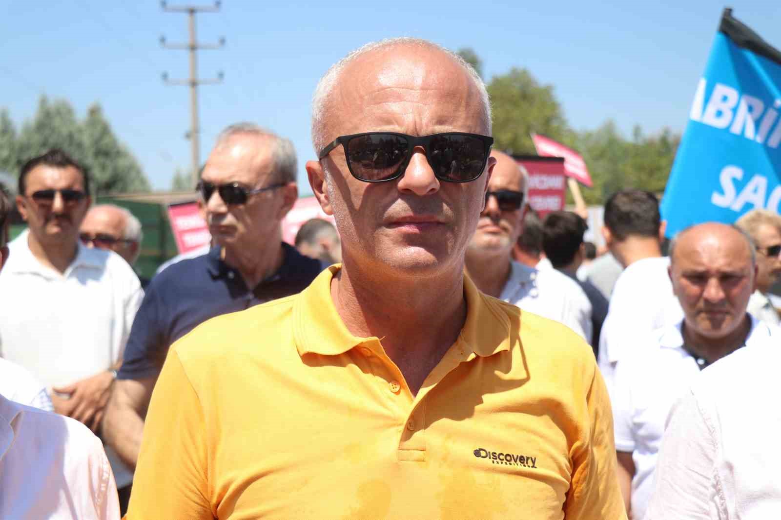 Fabrikaların dereye bıraktığı atıklara tepki için yürüdüler
