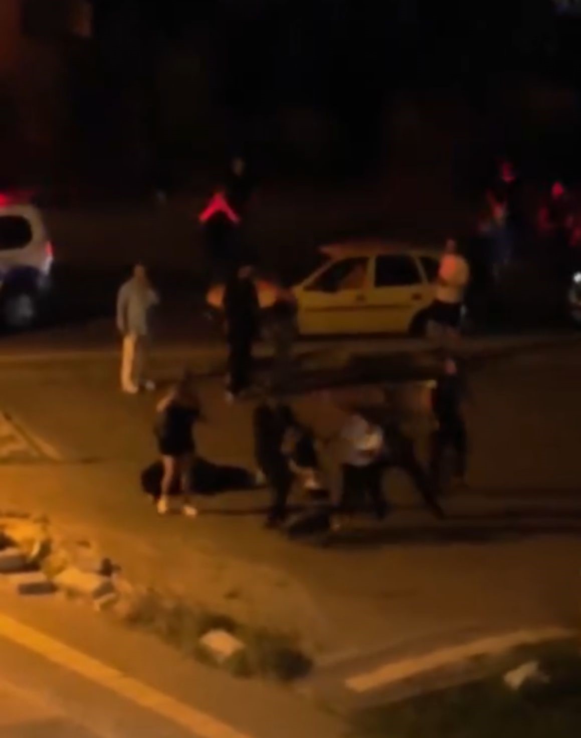 Bursa&rsquo;da gen&ccedil;ler arasında kavga: Cadde boks ringine d&ouml;nd&uuml;
