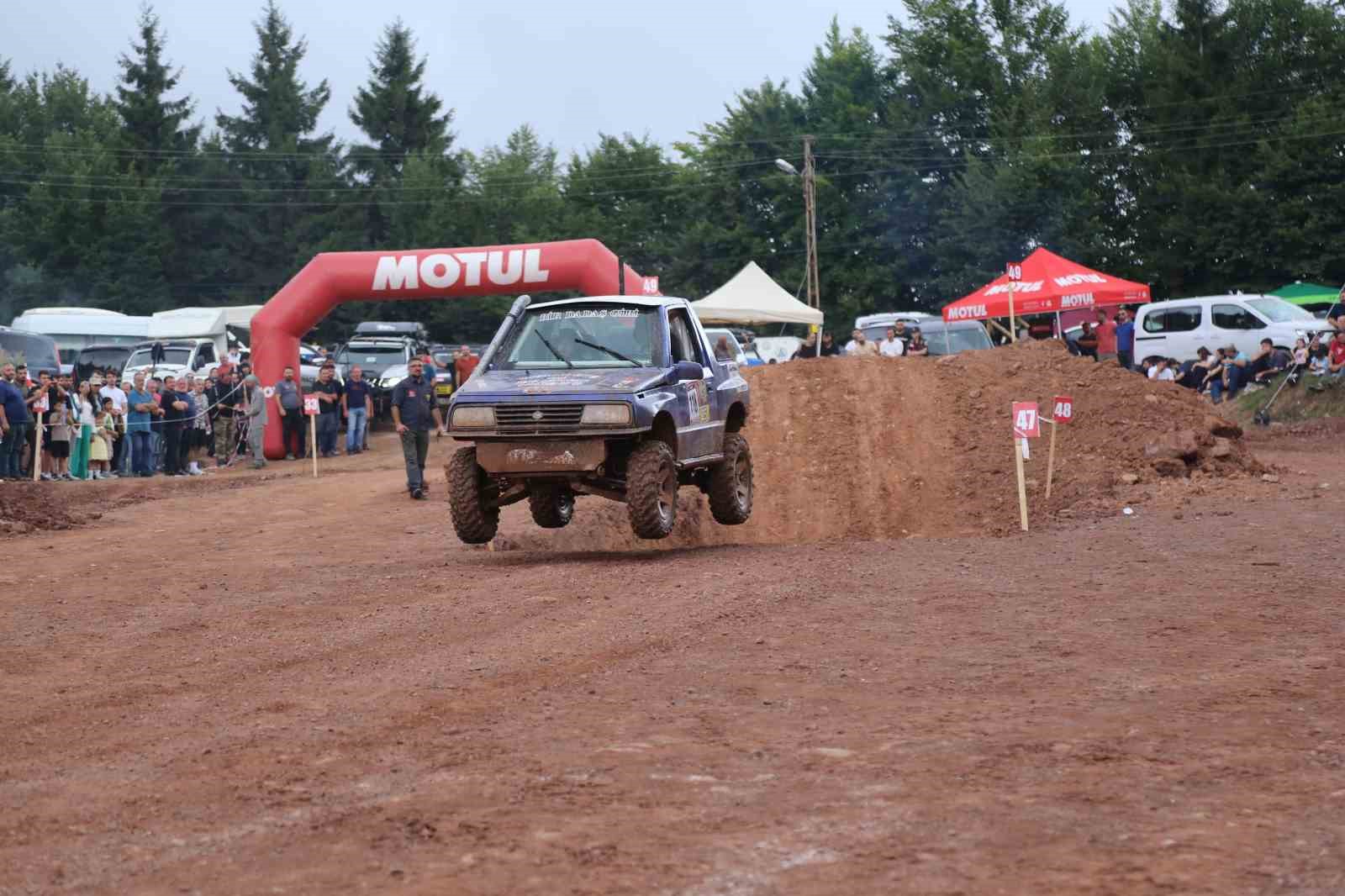 Artvin&rsquo;in Kafkas&ouml;r Yaylası&rsquo;nda nefes kesen off-road heyecanı
