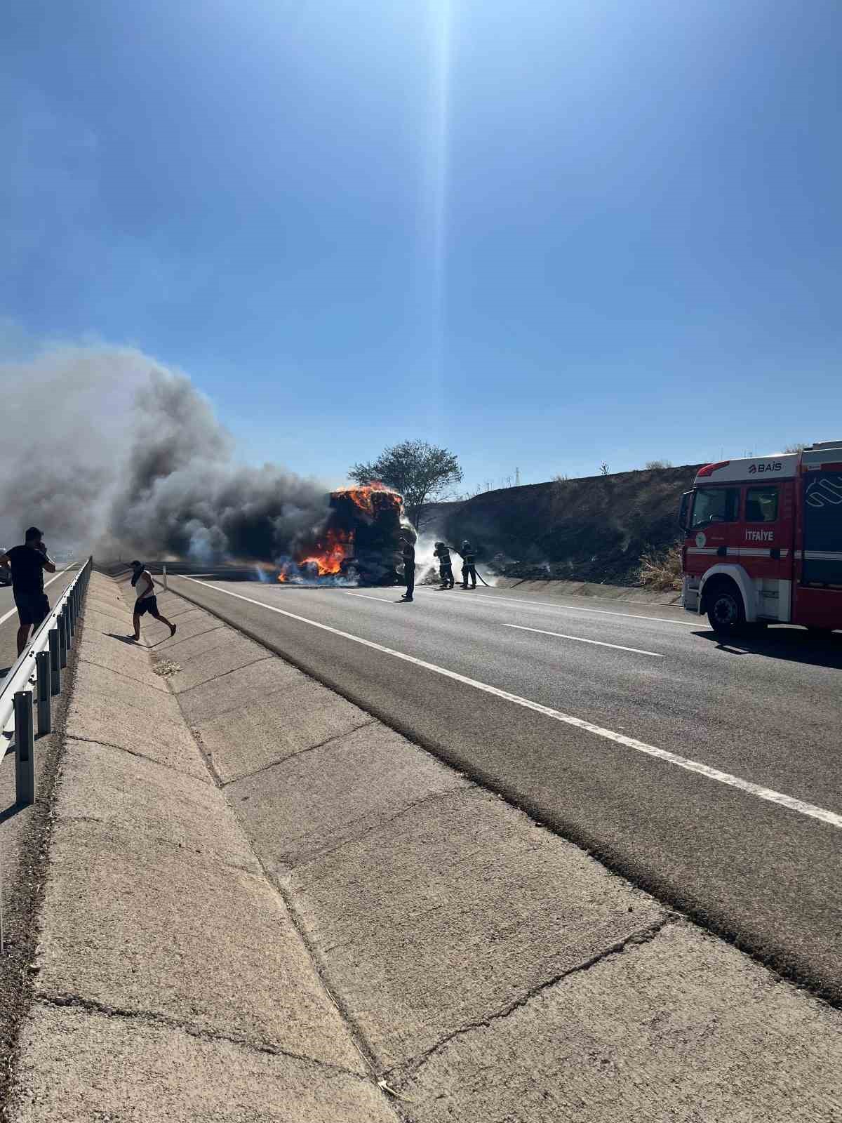 LPG’li otomobil yangını önce tarlaya sonra tıra sıçradı