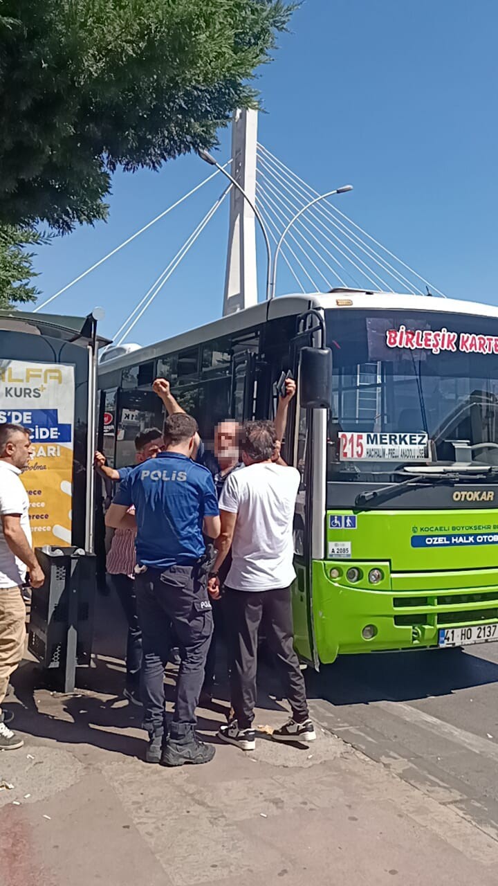 Yolcuyu demir sopa aile kovaladığı iddia edilen otobüs şoförü, polis gelince bıçağını boynuna dayadı