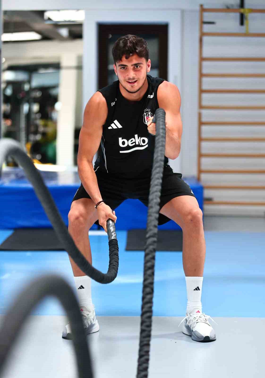 Beşiktaş, g&uuml;n&uuml;n ikinci idmanında salonda &ccedil;alıştı
