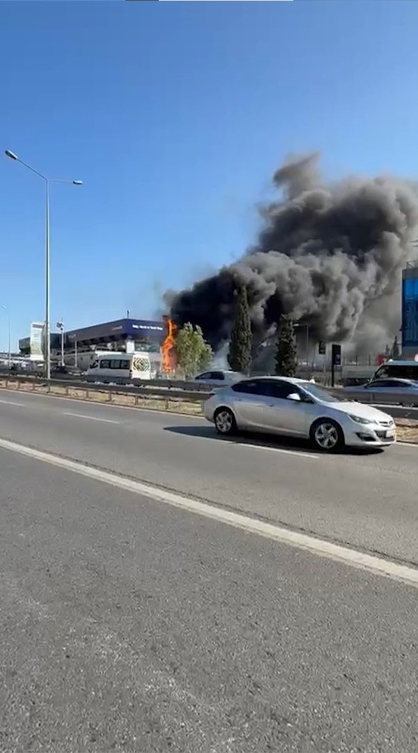 Pendik’te arazi yangını: Milyonluk sıfır araçlar son anda kurtarıldı