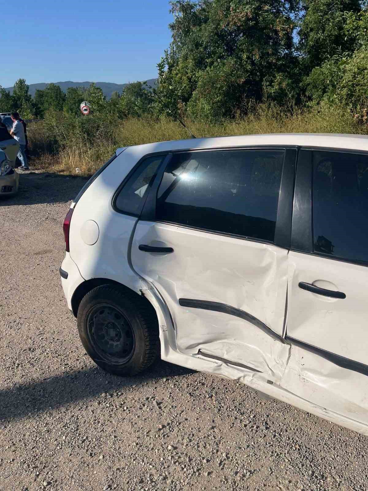 Bursa’da kavşakta iki otomobil çarpıştı: 3 yaralı