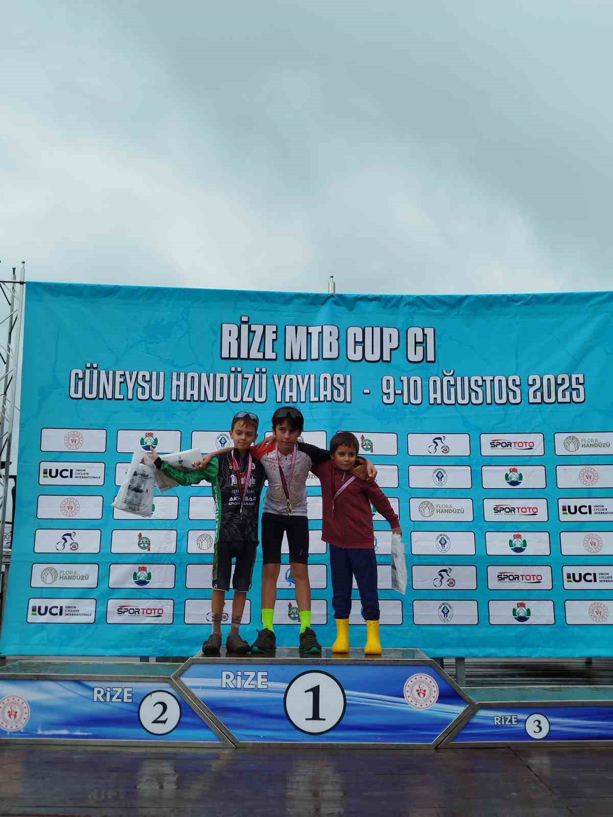 Akhisarlı sporculardan Rize&rsquo;de madalya ş&ouml;leni
