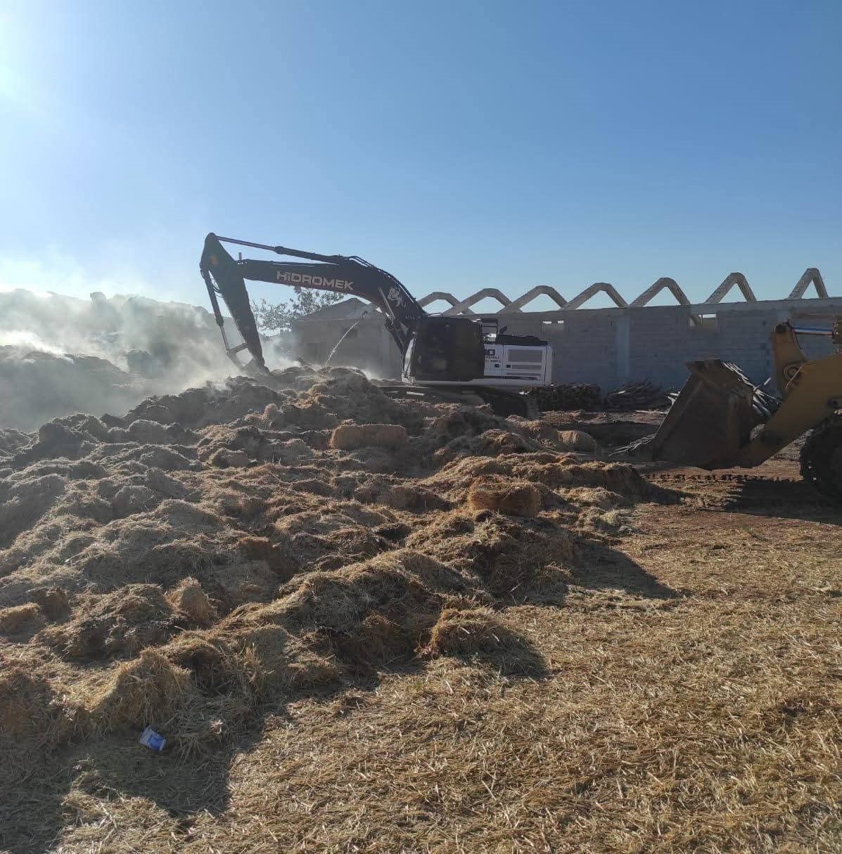 Yerleşim yerlerini tehdit eden yangına, havadan ve karadan müdahale edildi
