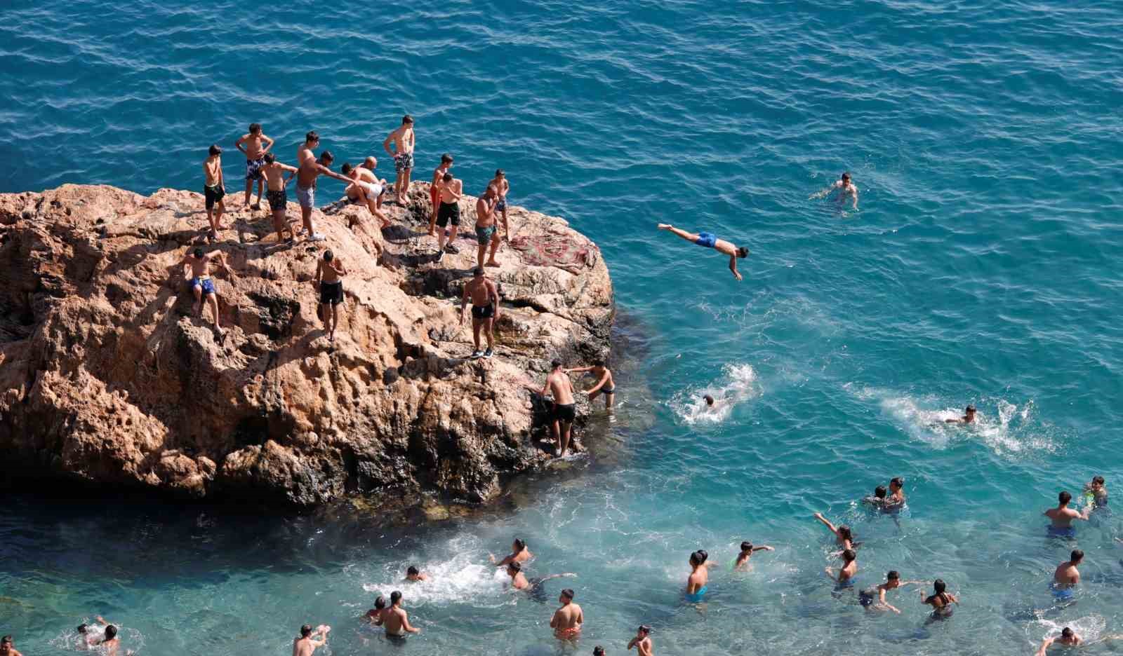 Antalya’nın deniz suyu sıcaklığı 33 dereceyle İstanbul ve Ankara’nın sıcak havasını geride bıraktı
