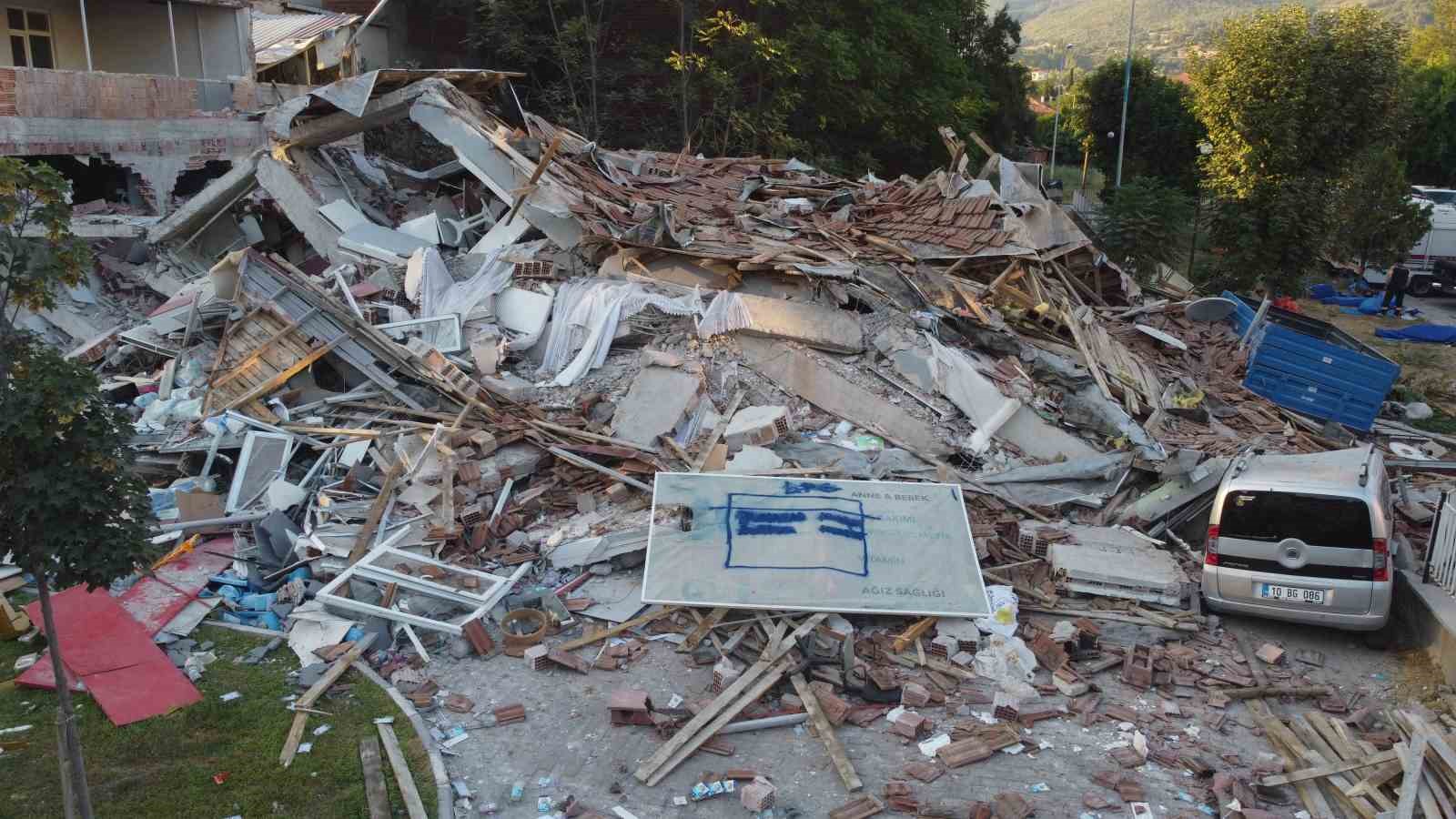 Sındırgı depreminde çöken bina sabahın ilk ışıkları ile havadan görüntülendi