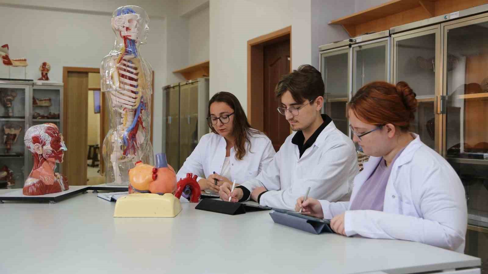 KB&Uuml; tıp alanında y&uuml;kselmeyi s&uuml;rd&uuml;r&uuml;yor
