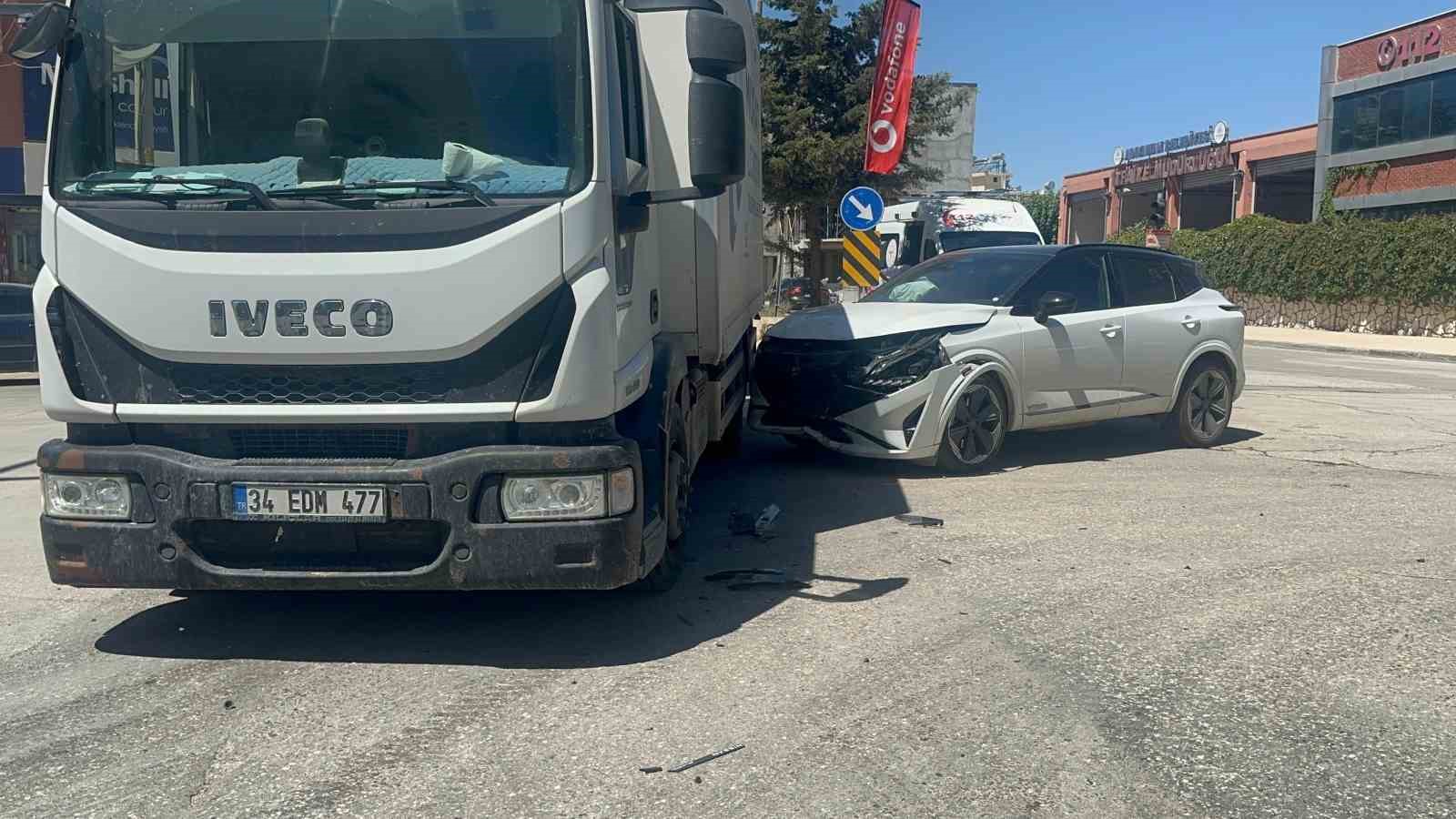 Otomobil ile kamyon çarpıştı: 1 yaralı