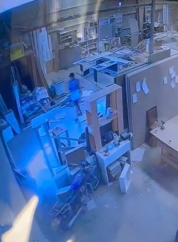 Alanya’da mobilya atölyesinin kundaklandığı anlar güvenlik kamerasında