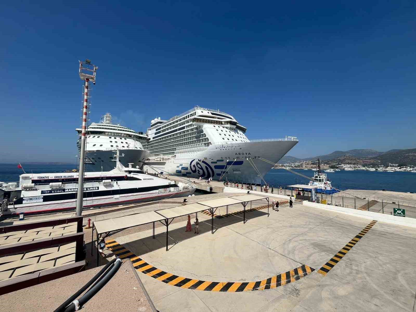 Bodrum’a 2 gemi 3 bin 906 yolcu getirdi