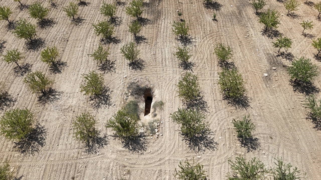 Yapay mağara zannedilen yapının kaya mezarı olduğu ortaya çıktı