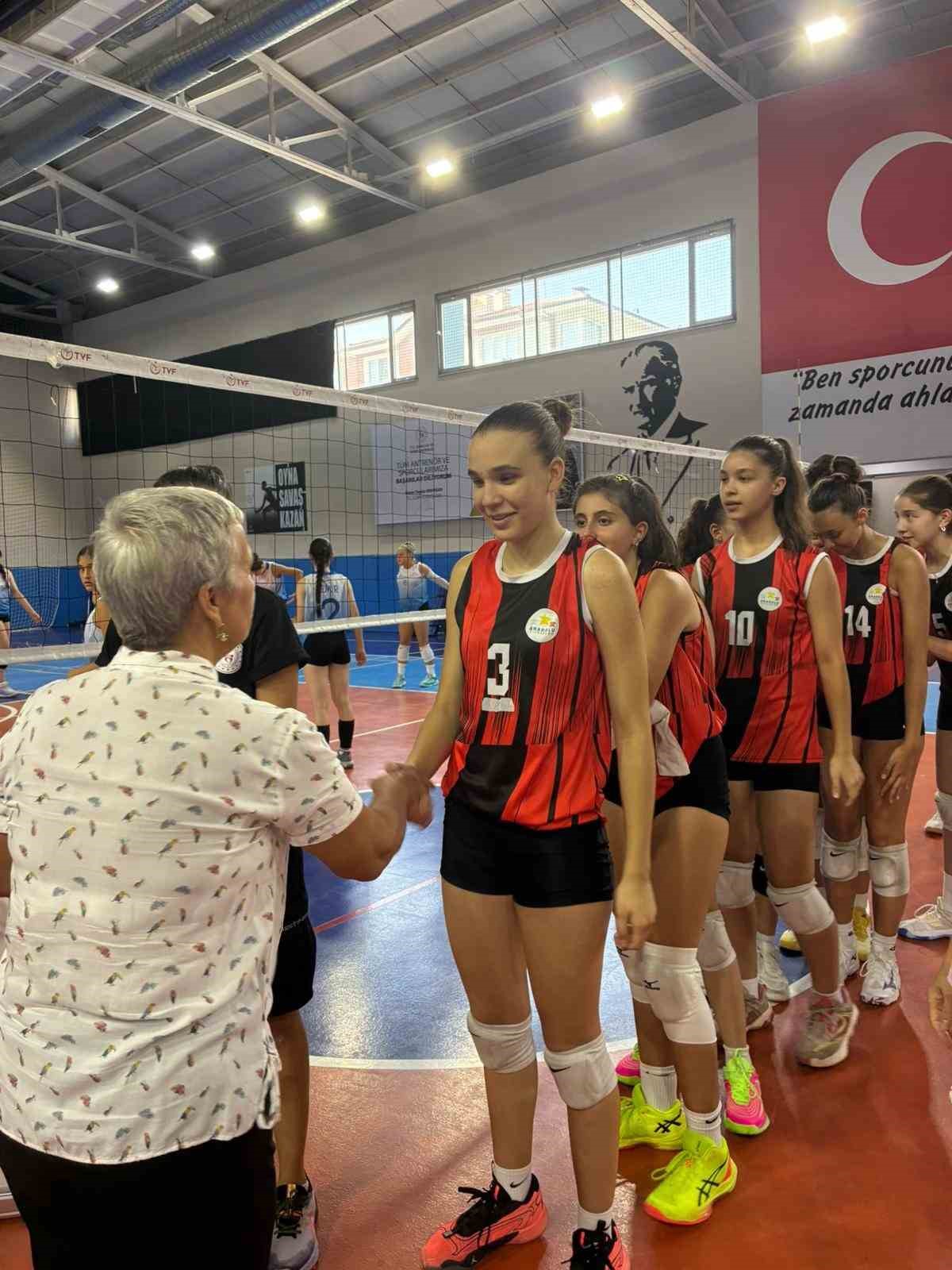 ANALİG Voleybol yarı finalinde kız takımı T&uuml;rkiye finallerine y&uuml;kseldi
