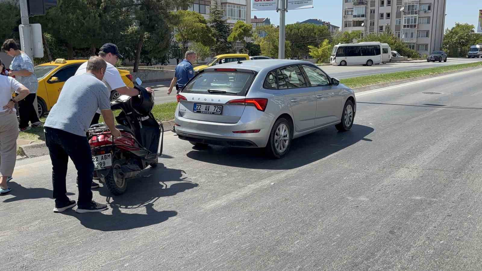 Edirne&rsquo;de motosiklet, yayaya yol veren otomobile &ccedil;arptı: 1 yaralı
