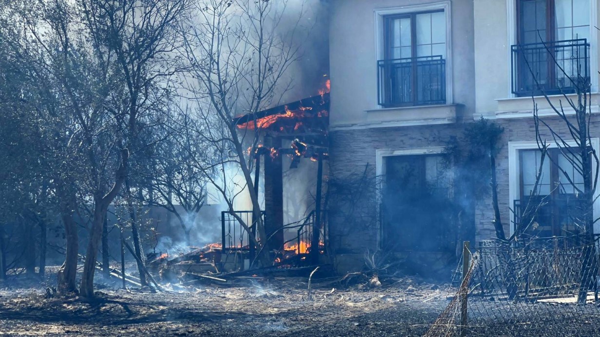 Çanakkale’de ormanlık alana sıçrayan yangında villalar yandı