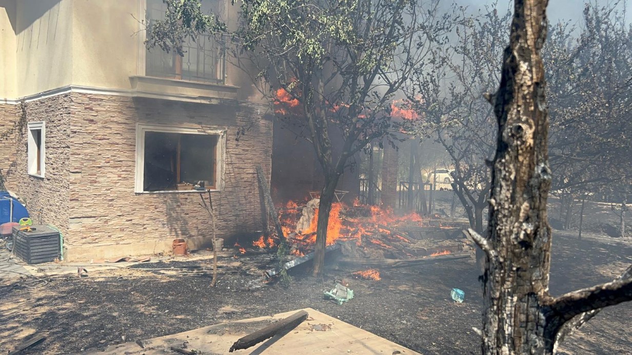 Çanakkale’de ormanlık alana sıçrayan yangında villalar yandı