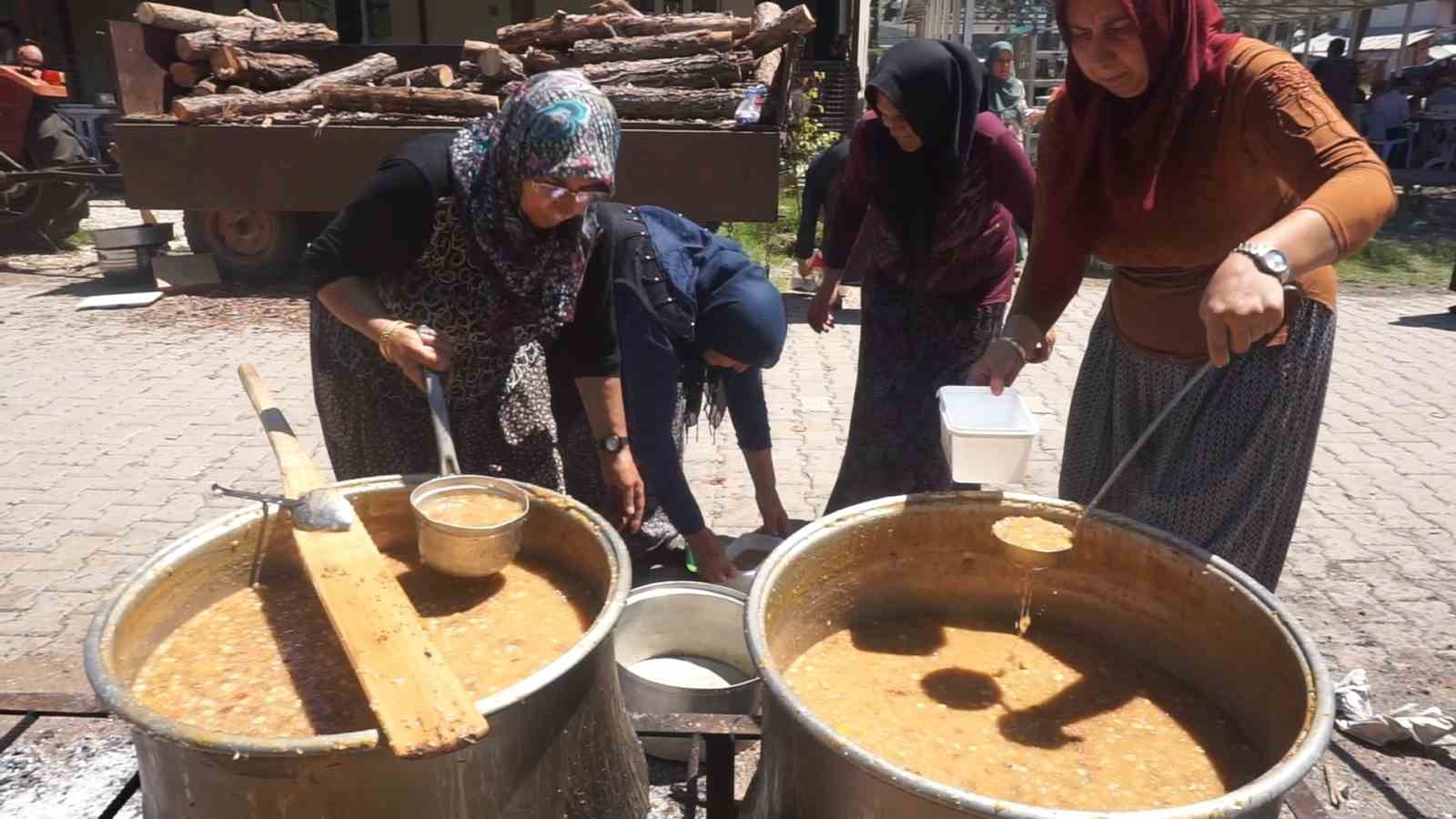 Kazanlar imece usulü keşkek ve aşure şöleni için kaynadı