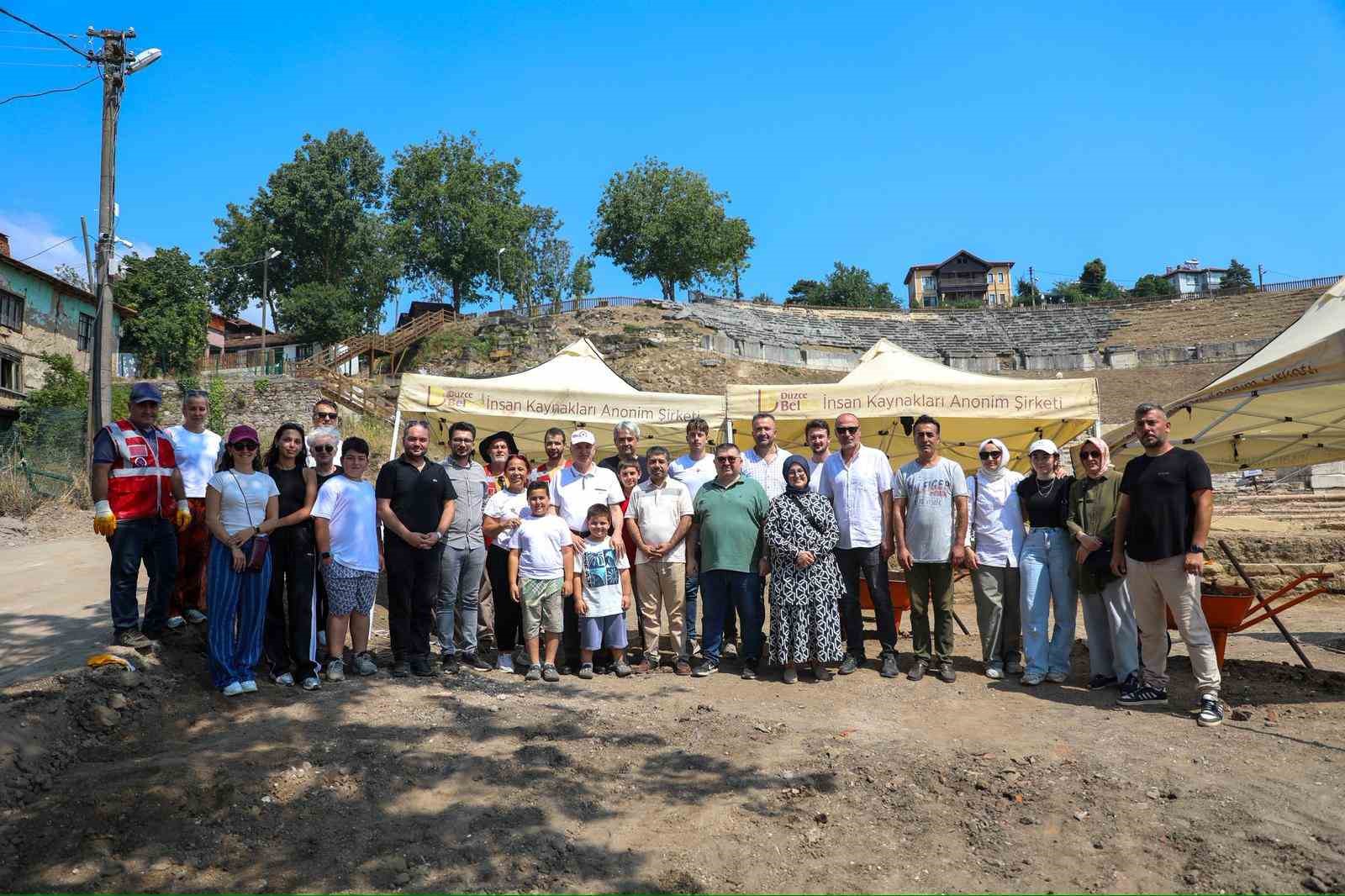 Konuralp Antik Tiyatro kazılarına gönüllü kazı desteği devam ediyor