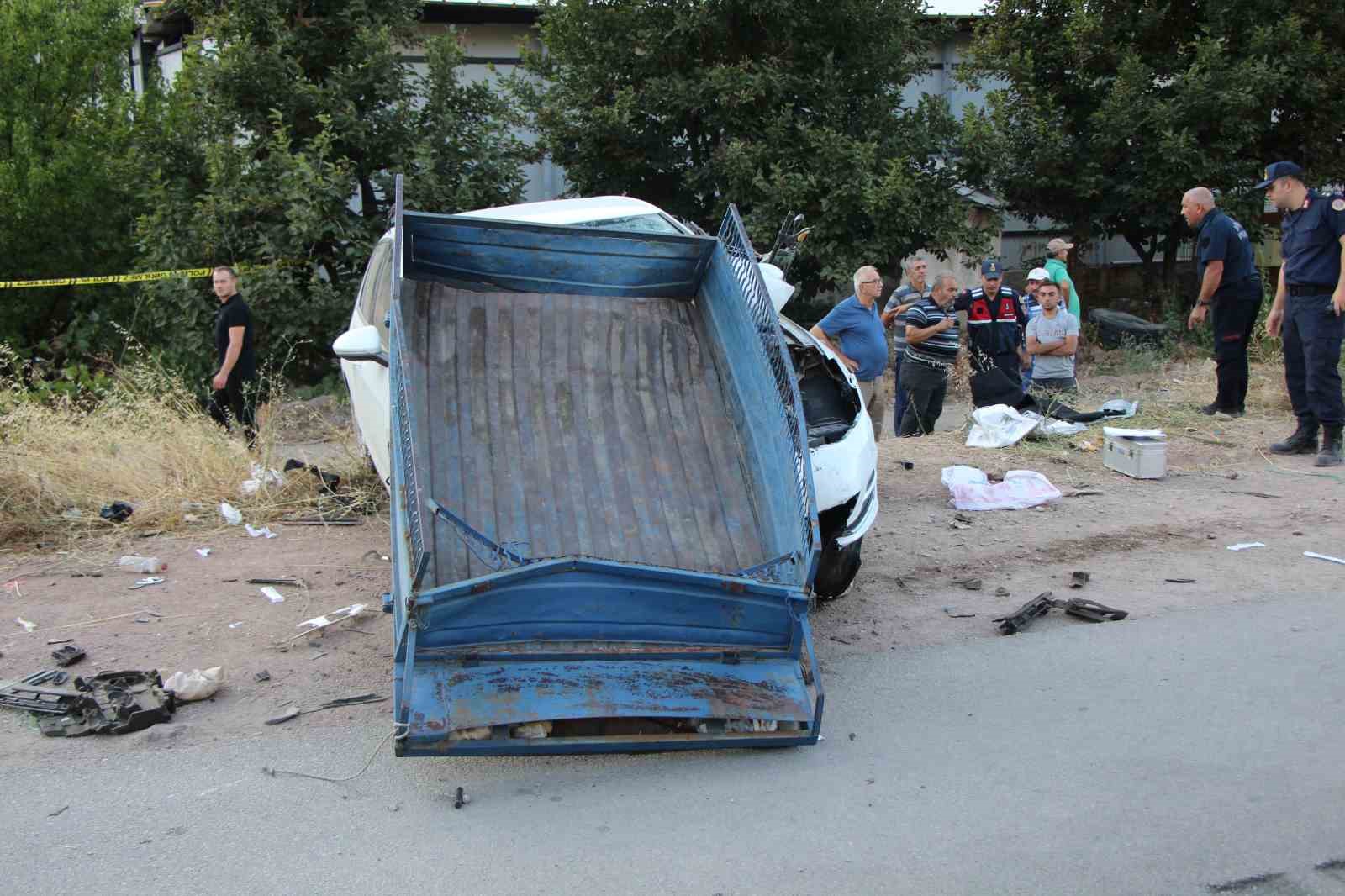 Amasya’da otomobil patpatla çarpıştı: Anne ile oğlu hayatını kaybetti