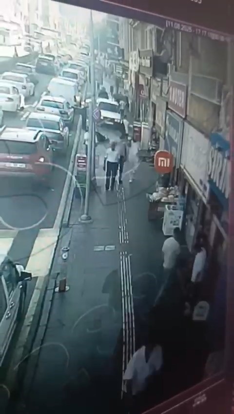 Yolu bıraktı, kaldırımdan ilerledi