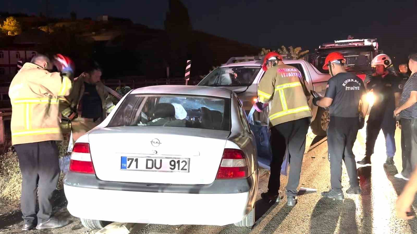 Kırıkkale&rsquo;de otomobil ile kamyonet kafa kafaya &ccedil;arpıştı: 3 yaralı
