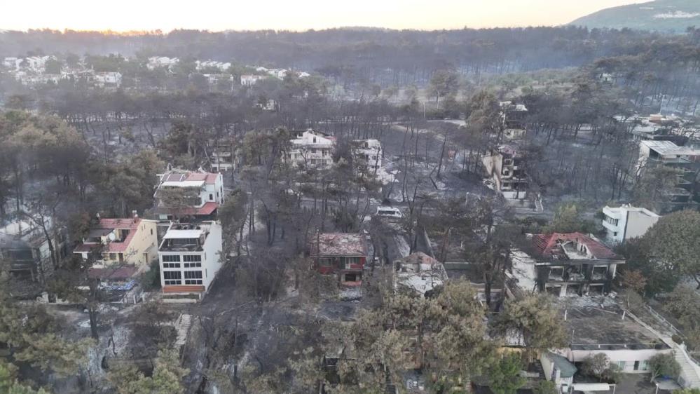 Çanakkale’de yanan villalar sabahın ilk ışıklarıyla görüntülendi