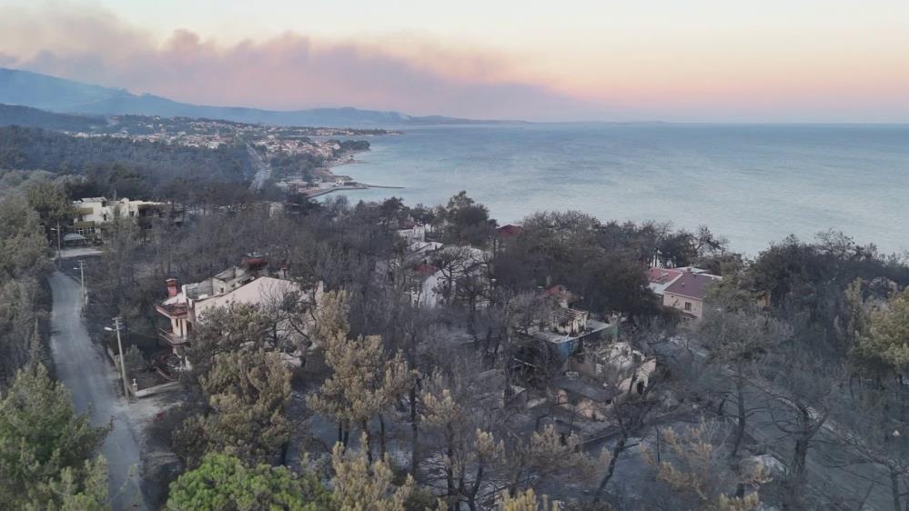 Çanakkale’de yanan villalar sabahın ilk ışıklarıyla görüntülendi