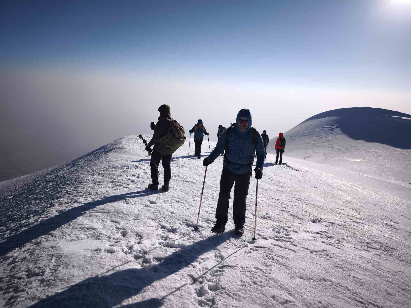 Ağrı Dağı’nda dondurucu soğukta başarılı zirve tırmanışı