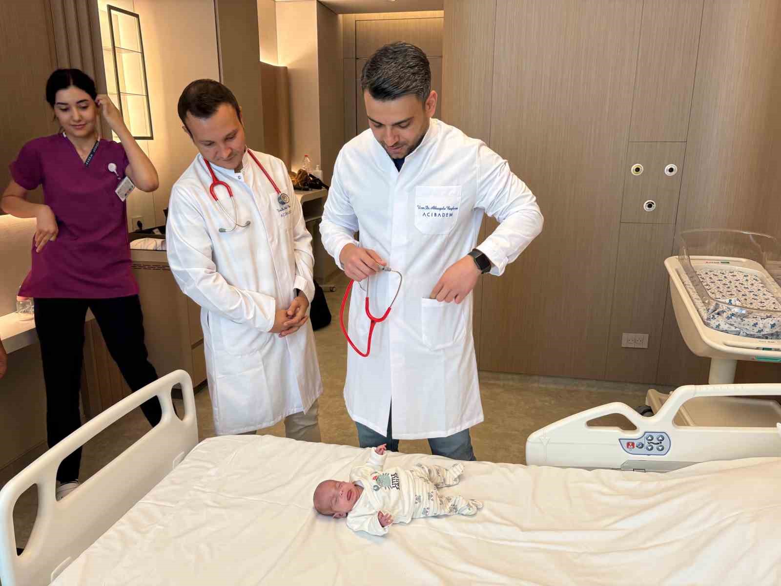 İzmir’de 540 gram olarak dünyaya gelen bebek, hayata tutundu
