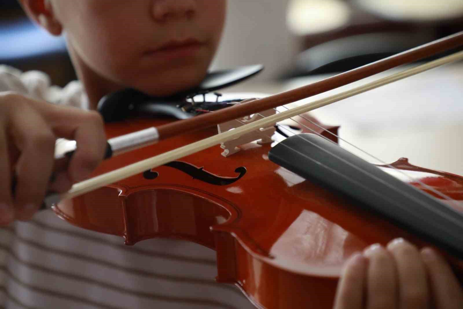 Başkan &Ccedil;er&ccedil;ioğlu ile Aydınlı minikler keman &ouml;ğreniyor
