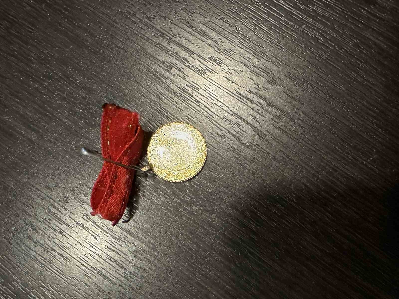 Bulduğu &ccedil;eyrek altını polise teslim etti
