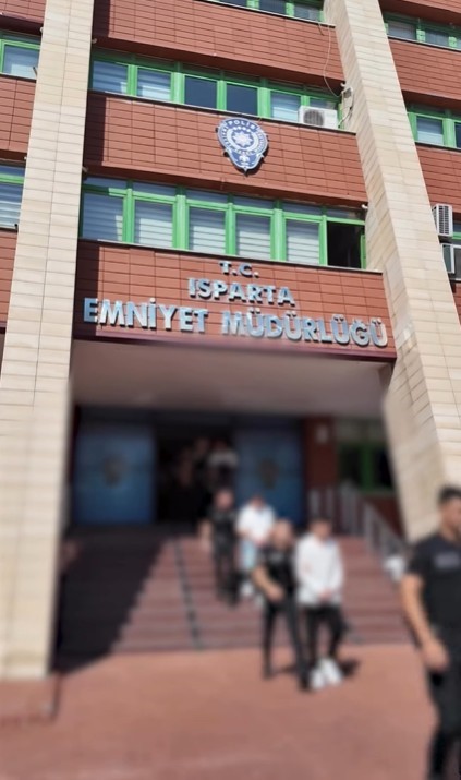 Isparta&rsquo;da 2,5 milyon TL&rsquo;lik nitelikli dolandırıcılık operasyonunda 8 ş&uuml;pheli yakalandı
