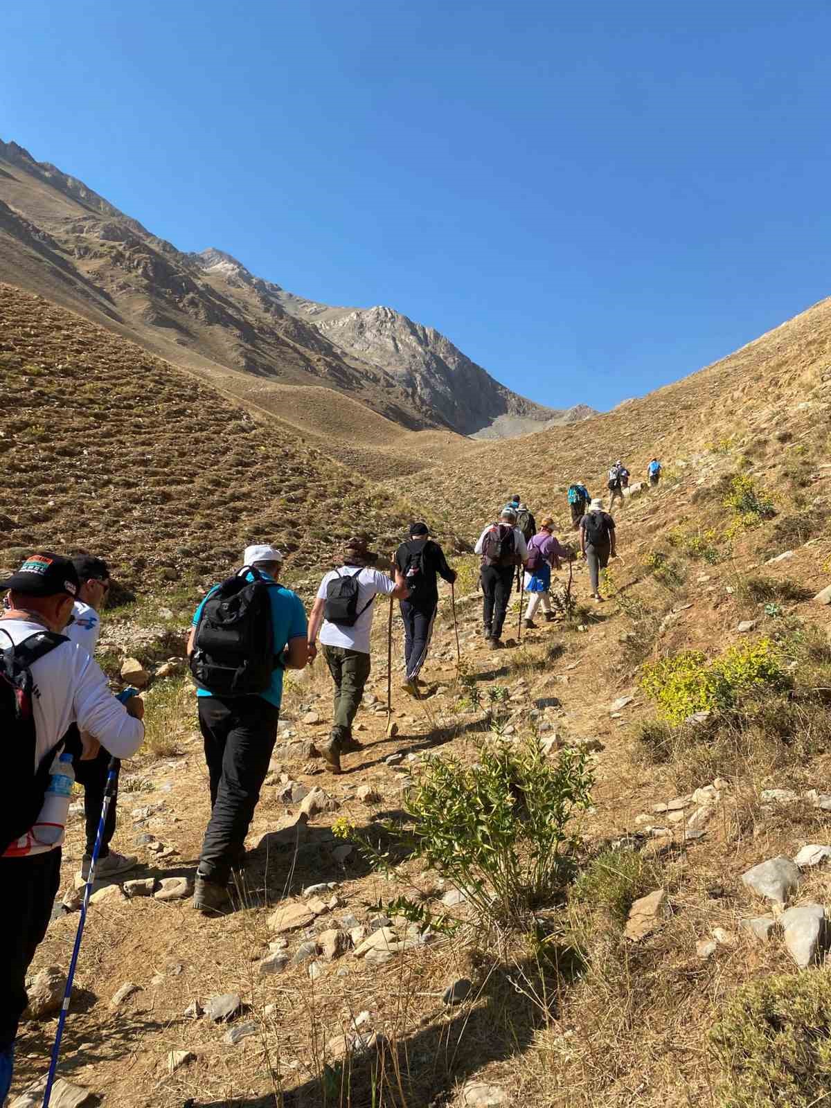 Doğaseverler, Gevaş-Bahçesaray arasında 20 kilometrelik tarihi kervan yolunda yürüdü