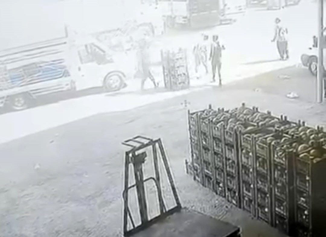 Rüzgarın uçurduğu şemsiyeyi tutmak isterken yaralandı