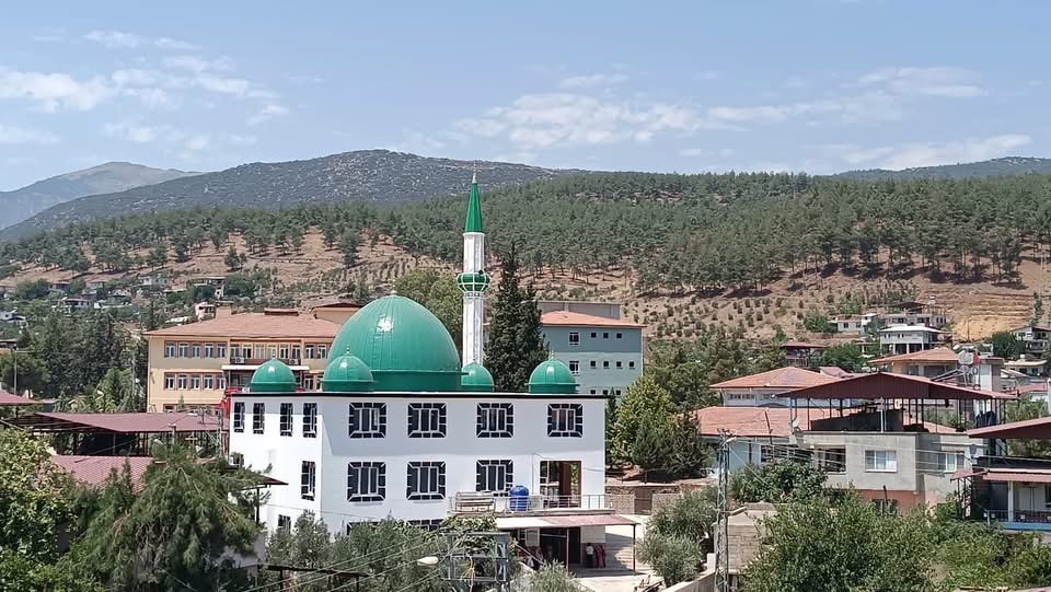 Depremde yıkılan cami dualarla yeniden ibadete açıldı