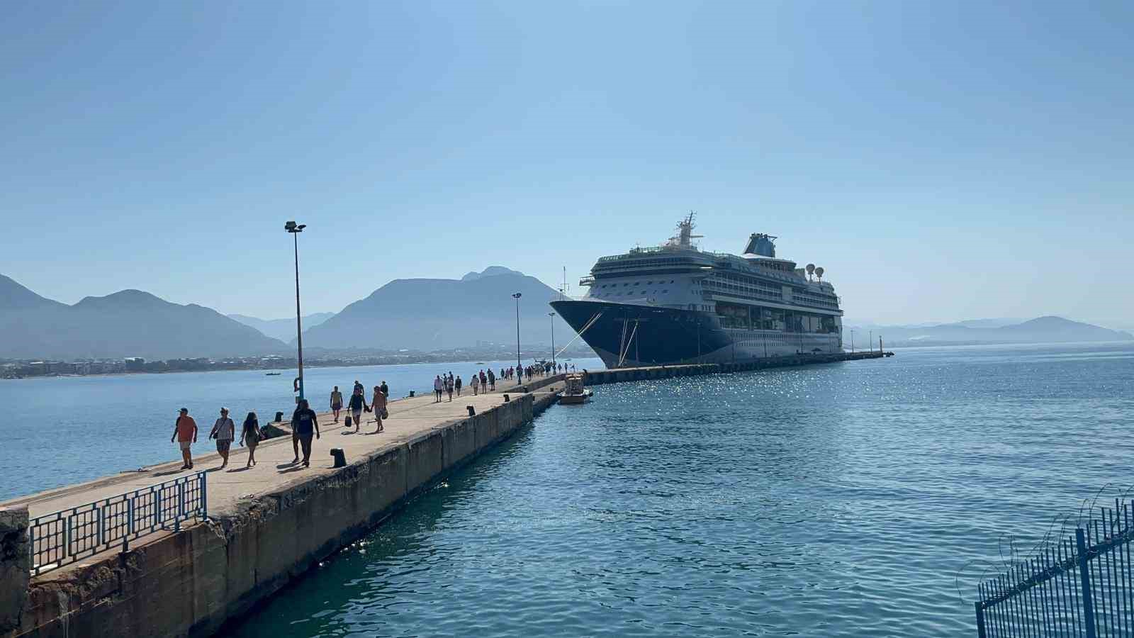 Bin 924 yolcu 734 mürettebatlı dev gemi Alanya’ya demir attı