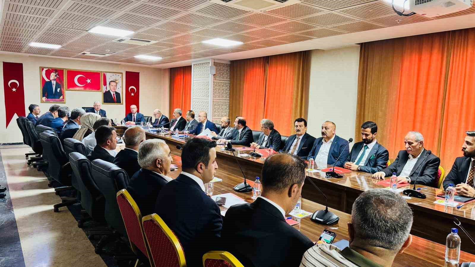 Milli Savunma Bakanı G&uuml;ler: "Hakk&acirc;ri, Ter&ouml;rs&uuml;z T&uuml;rkiye&rsquo;nin simge şehirlerinden biri olacak"
