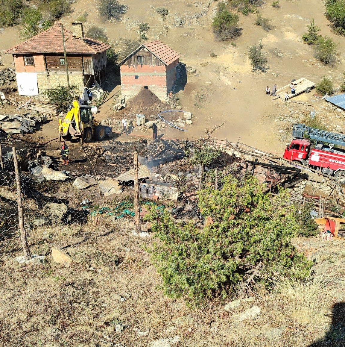 Sinop’ta çıkan yangında 2 ev, 2 ahır, 1 samanlık küle döndü