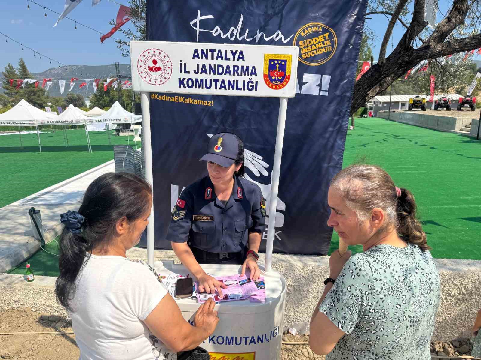 Antalya&rsquo;da &rsquo;KADES&rsquo; ve &rsquo;Kadına El Kalkamaz&rsquo; etkinliğiyle bin vatandaşa bilgilendirme yapıldı
