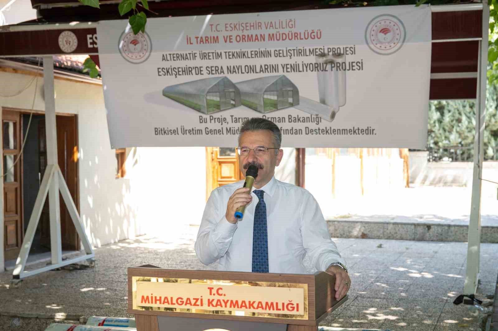 Vali Aksoy Mihalgazi&rsquo;de sera &ouml;rt&uuml;s&uuml; teslim t&ouml;renine katıldı
