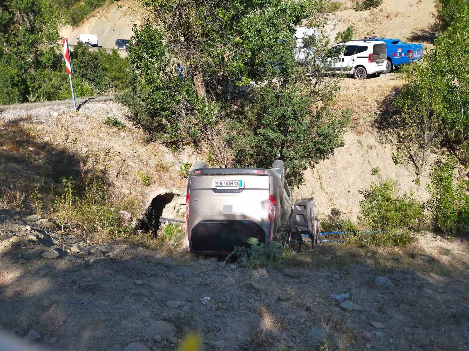 Yoldan çıkan minibüs şarampole uçtu: 6 yaralı