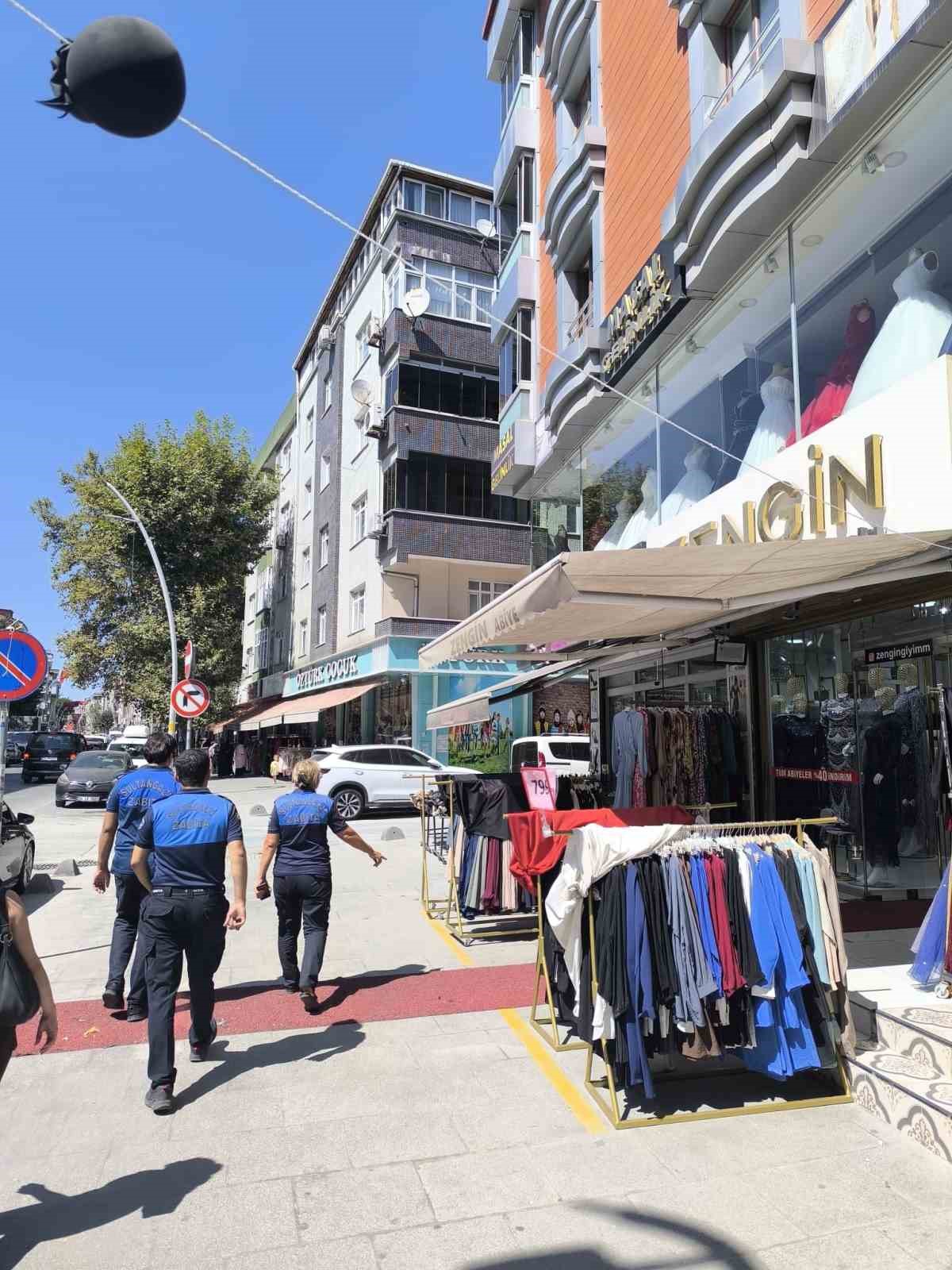 Sultangazi&rsquo;de zabıtalardan kaldırım işgaline ge&ccedil;it yok
