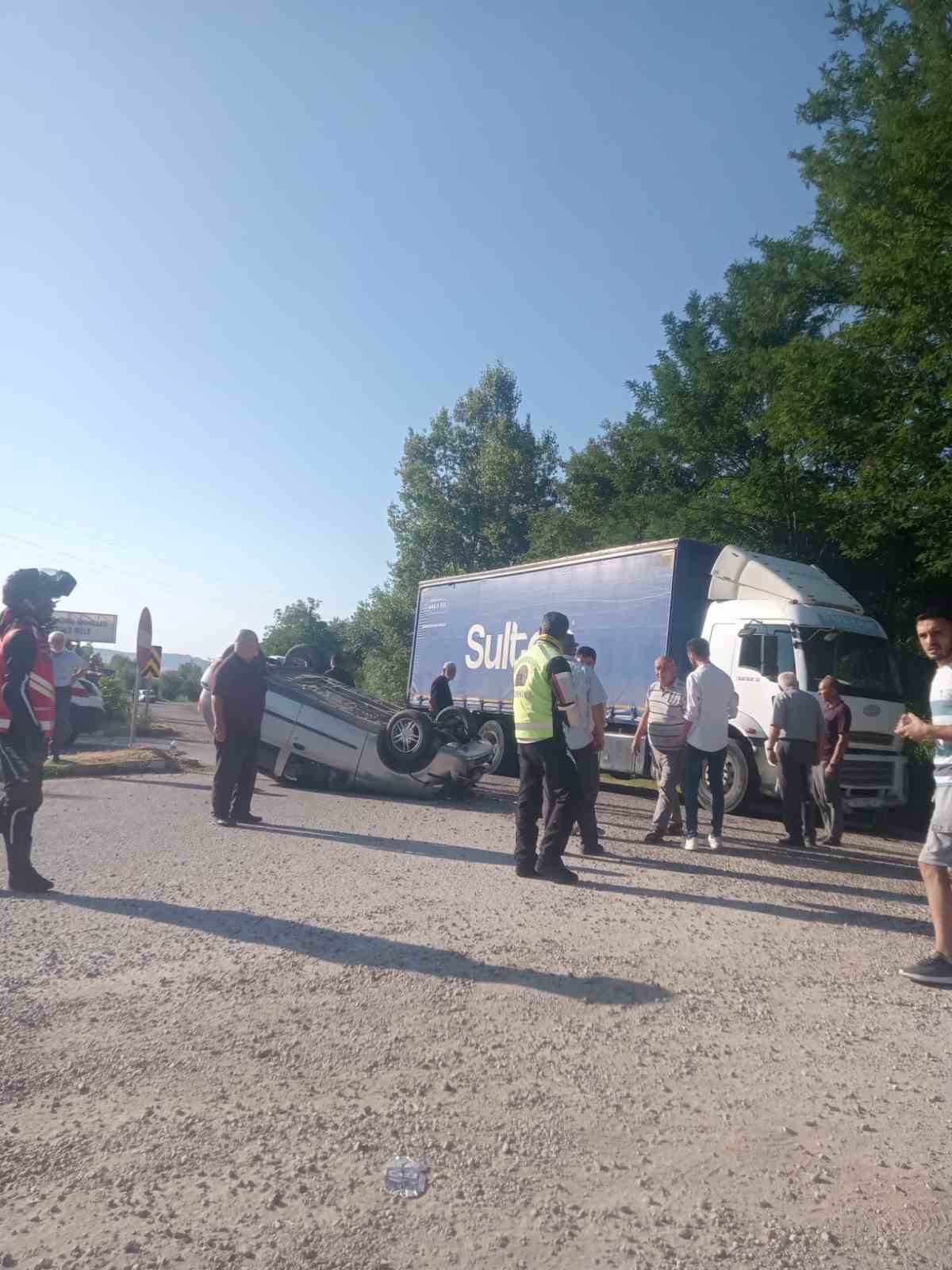 Kamyonla çarpışan otomobil takla attı: 1’i çocuk 5 yaralı