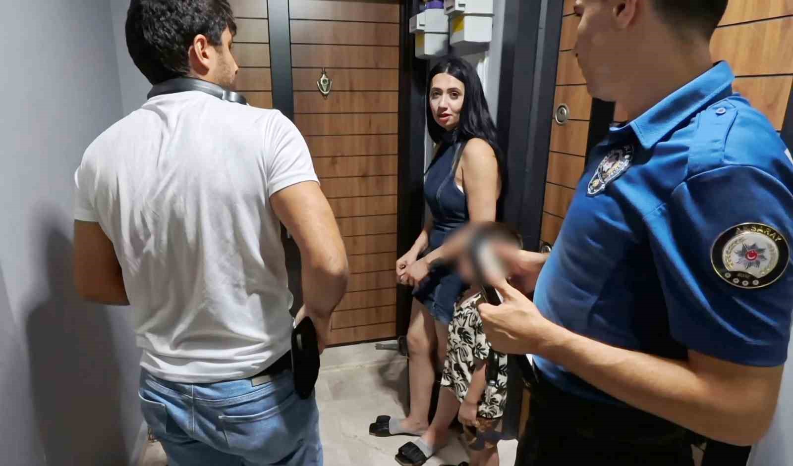 "Kapımı açın" diye feryat etti, kapı açılınca da içeri girmedi