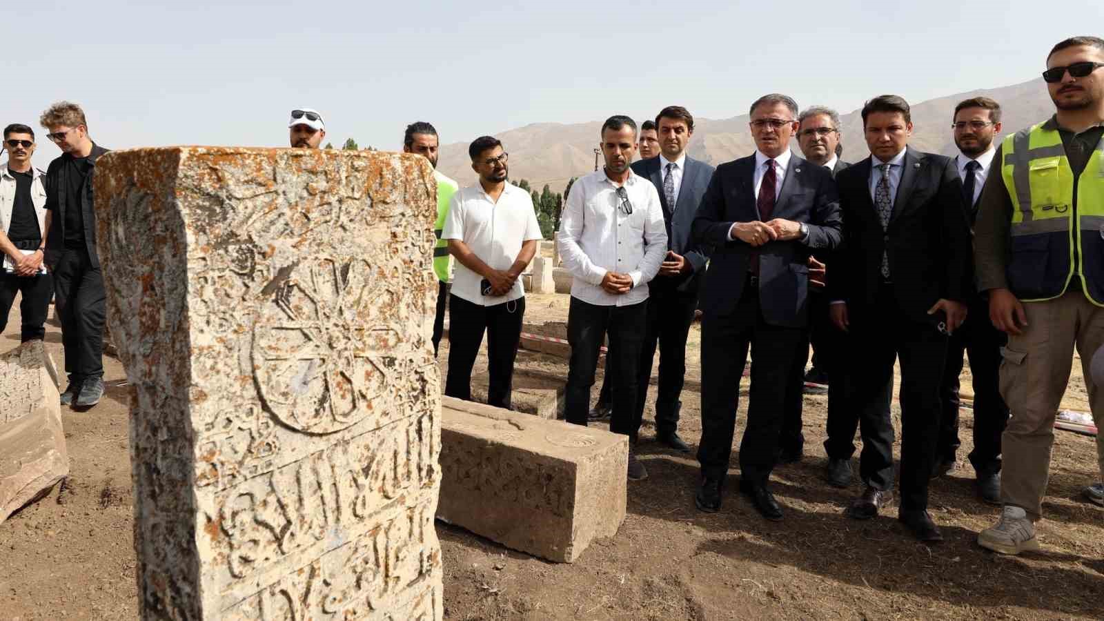 Van Valisi Balcı, Sel&ccedil;uklu Mezarlığı&rsquo;ndaki &ccedil;alışmaları inceledi
