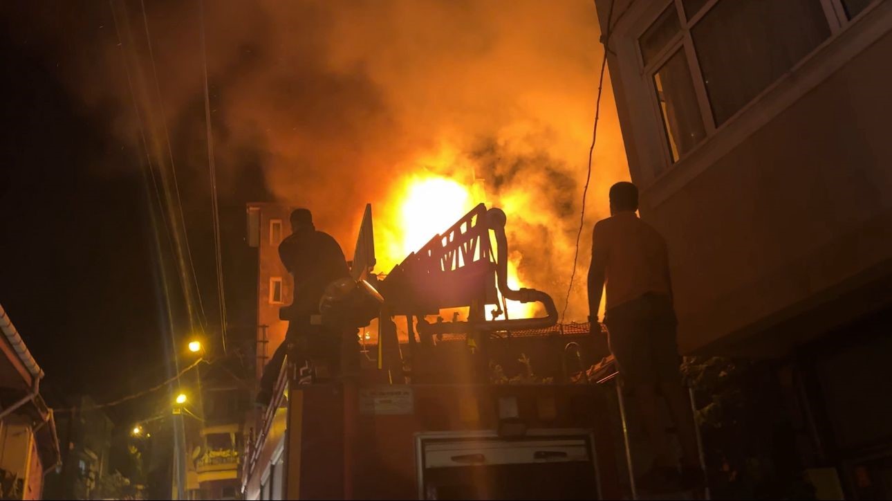 Dursunbey’de korkutan ev yangını... Yavru kediler böyle kurtarıldı